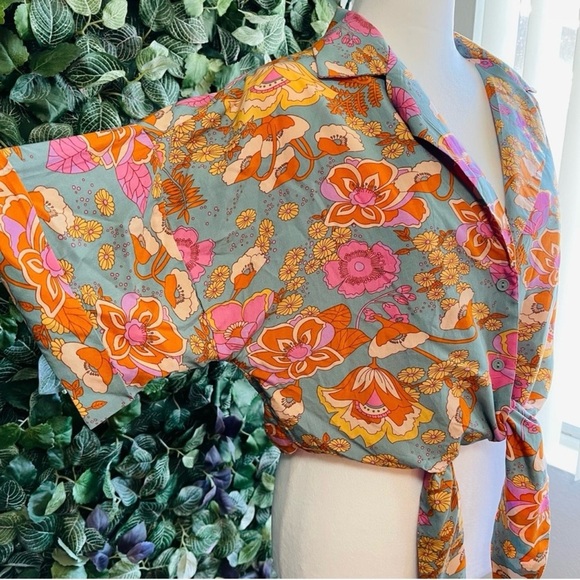 Women's spring/summer cropped flower print blouse with tie in the front - Picture 3 of 4